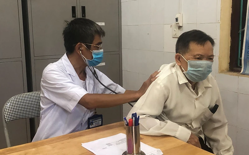 Bác sĩ Nguyễn Thế Sơn khám, chẩn đoán bệnh cho người dân xã Mão Điền (huyện Thuận Thành, Bắc Ninh).