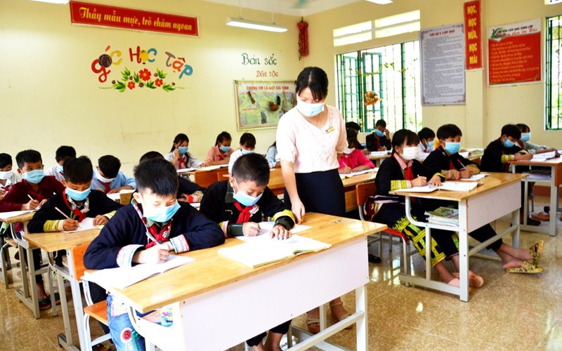 Học sinh lớp 7A, Trường phổ thông dân tộc bán trú THCS Phìn Ngan (Bát Xát - Lào Cai) trong giờ học môn Toán.