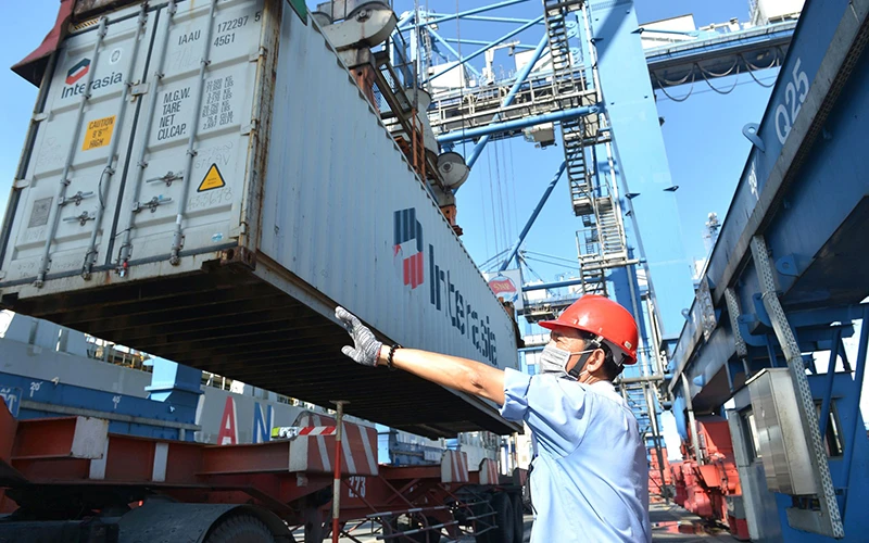 Hoạt động bốc dỡ hàng hóa xuất nhập khẩu tại cảng Cát Lái, TP Hồ Chí Minh. Ảnh: TỰ TRUNG