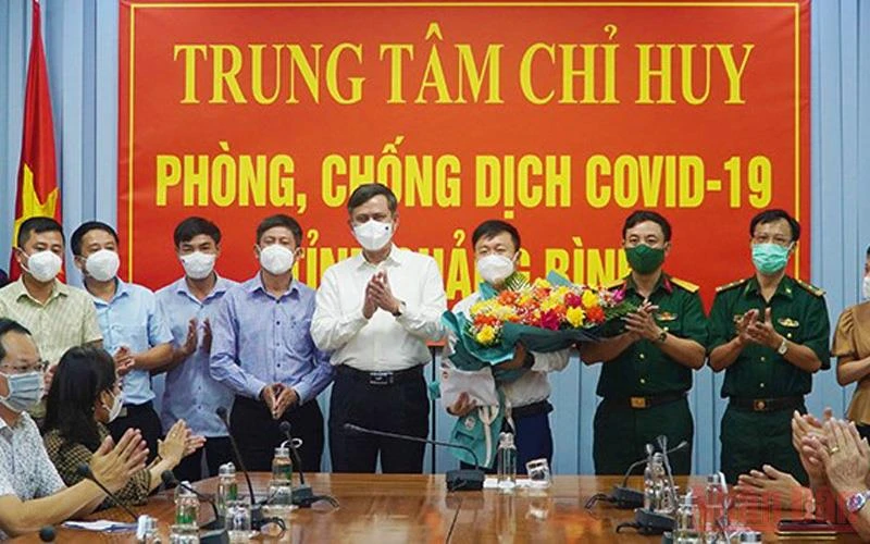 Lãnh đạo tỉnh Quảng Bình tặng hoa, tiễn đoàn công tác.