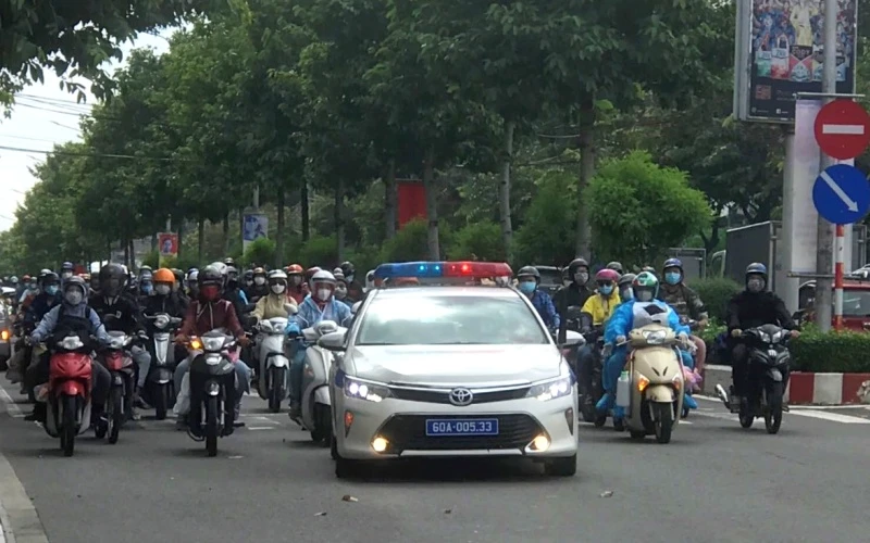Lực lượng Cảnh sát giao thông Công an tỉnh Đồng Nai dẫn đoàn người đi xe máy từ TP Hồ Chí Minh về Đồng Nai.