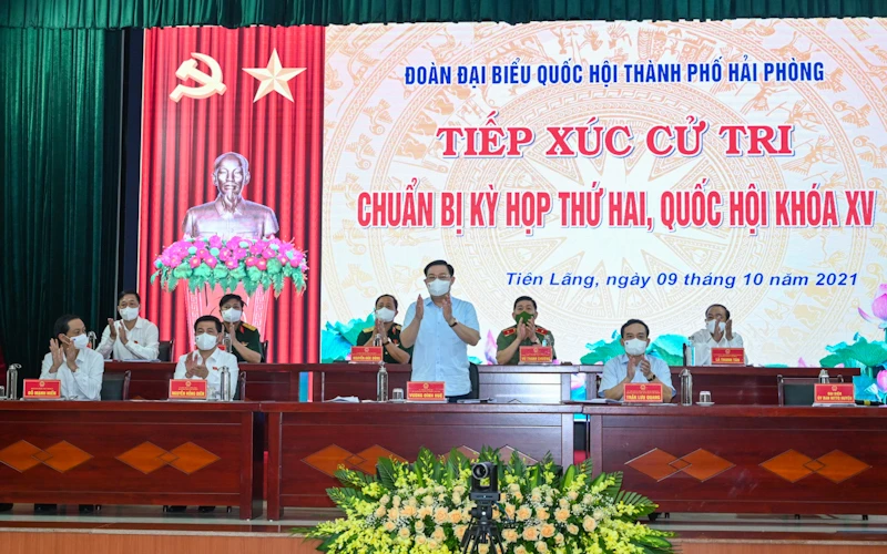 Chủ tịch Quốc hội Vương Đình Huệ cùng các đại biểu Quốc hội TP Hải Phòng tiếp xúc cử tri chuẩn bị kỳ họp thứ hai, Quốc hội Khóa XV tại huyện Tiên Lãng. 