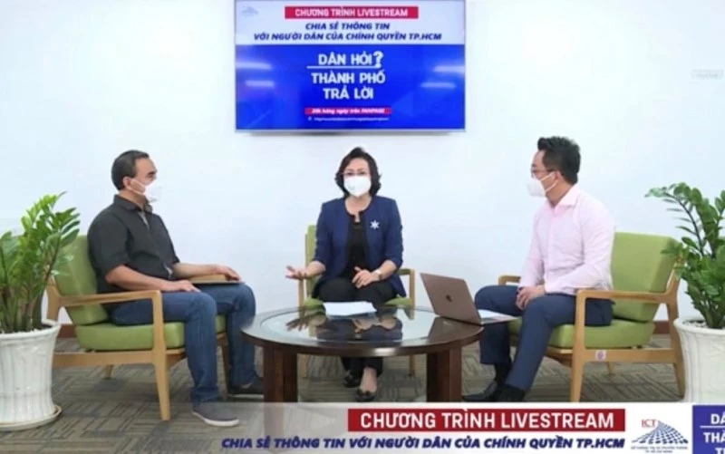 Phó Chủ tịch UBND TP Hồ Chí Minh Phan Thị Thắng (ngồi giữa) tại buổi Livestream “Dân hỏi - Thành phố trả lời”, tối 8/10.