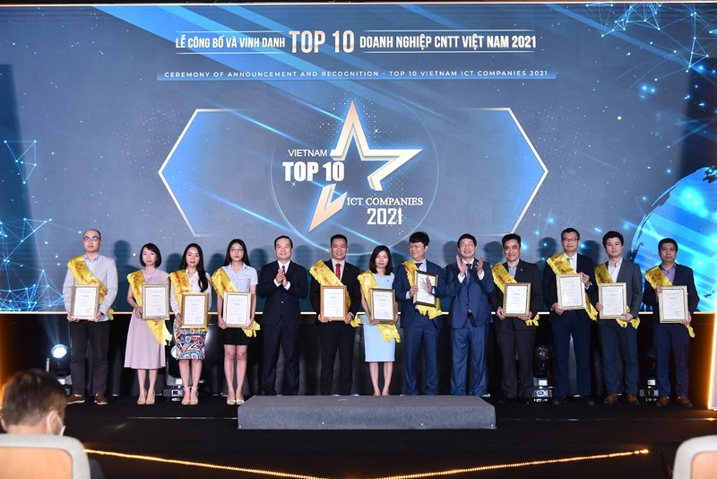 76 doanh nghiệp, tổ chức được vinh danh Top 10 doanh nghiệp CNTT Việt Nam 2021 tại 16 lĩnh vực.