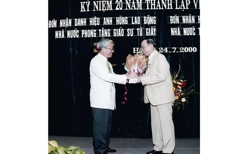 Giáo sư Từ Giấy (bên phải) tại lễ đón nhận danh hiệu Anh hùng Lao động năm 2000 (Ảnh gia đình cung cấp).