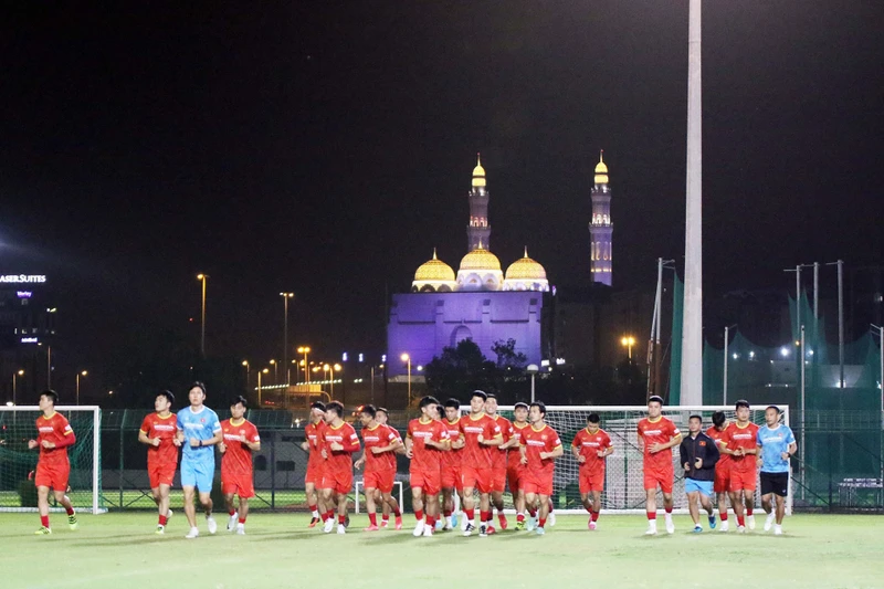 Đội tuyển Việt Nam bước vào buổi tập đầu tiên tại Muscat, Oman. (Ảnh: VFF)