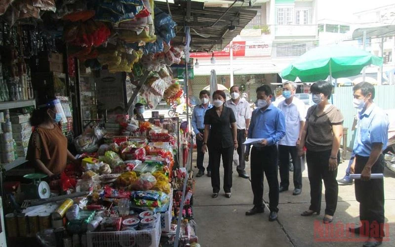 Kiểm tra hoạt động kinh doanh tại chợ truyền thống thị trấn Thạnh Hóa, huyện Thạnh Hóa, Long An. 