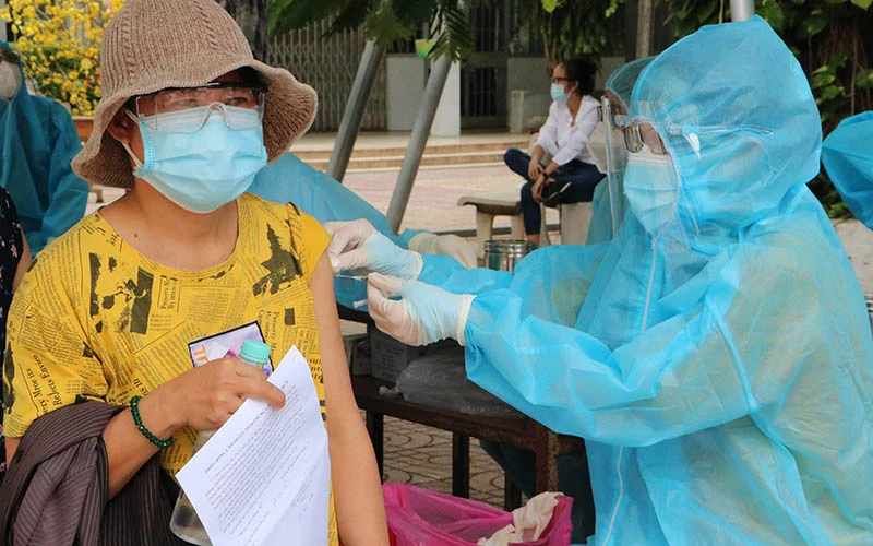 Tiêm vaccine ngừa Covid-19 cho người dân ở TP Biên Hòa, tỉnh Đồng Nai.