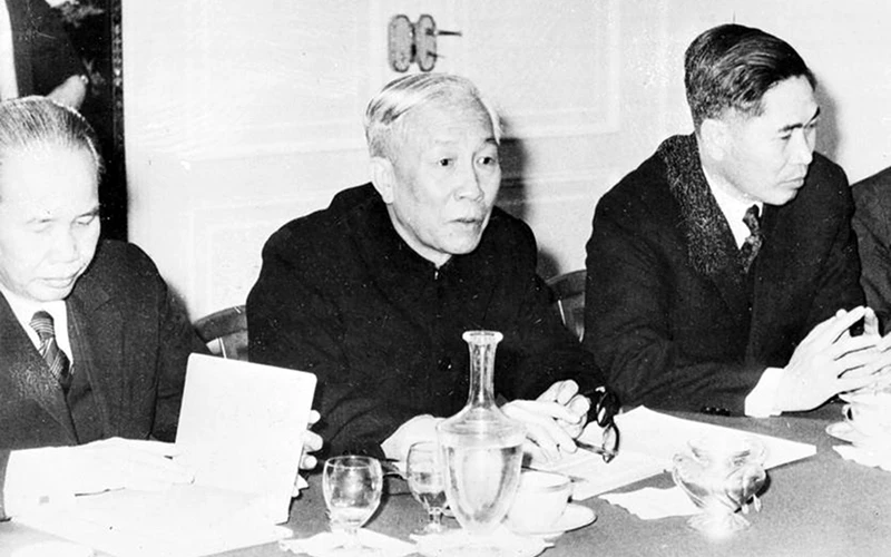 Cố vấn Lê Đức Thọ trong buổi đàm phán trực tiếp với cố vấn Mỹ về việc chấm dứt chiến tranh, lập lại hòa bình ở Việt Nam, ngày 13/1/1973 tại Pháp. Ảnh TTXVN