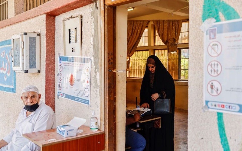 Cử tri Iraq đi bầu cử quốc hội trước thời hạn ngày 10/10/2021. (Ảnh: Reuters)