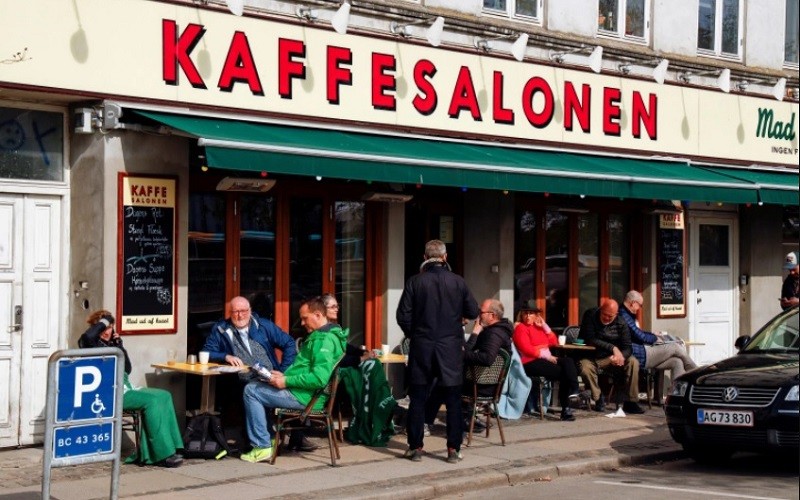 Kể từ ngày 21/4, các quán bar và nhà hàng ở Đan Mạch mở cửa trở lại với những người đã được tiêm vaccine đầy đủ. (Ảnh: Reuters)