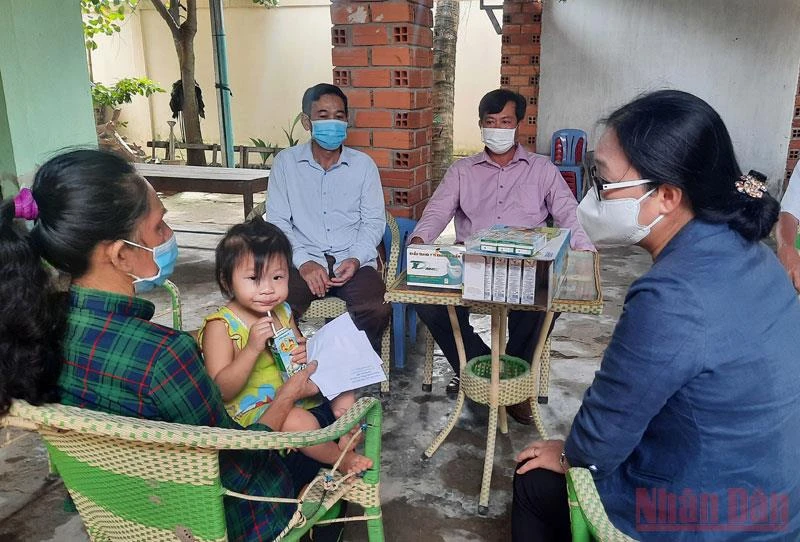 Lãnh đạo tỉnh Vĩnh Long cùng chính quyền địa phương thăm hỏi, động viên và tặng quà cho gia đình bà Trần Thị Út vào sáng 10/10.