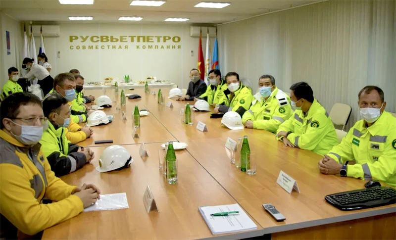Đại sứ Đặng Minh Khôi làm việc với Ban lãnh đạo Rusvietpetro: (Ảnh: QUẾ ANH)