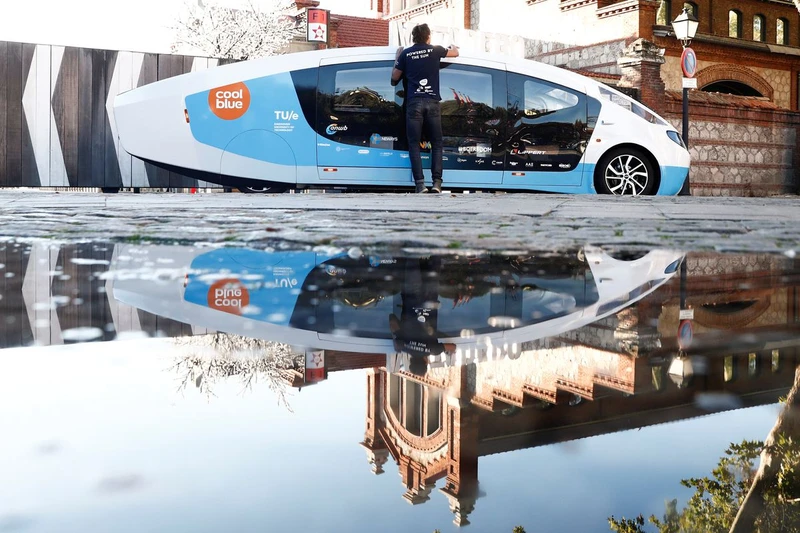 Chiếc xe mang tên Stella Vita, chạy bằng năng lượng mặt trời do sinh viên Hà Lan thiết kế. Ảnh: Reuters.