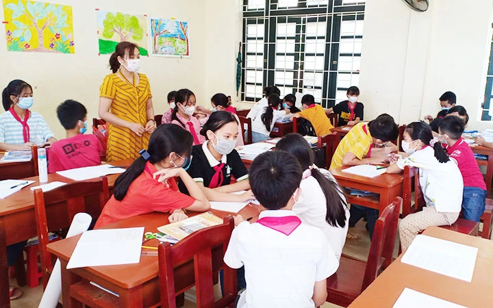 Học sinh lớp 6, Trường phổ thông dân tộc nội trú THCS huyện Chợ Mới (Bắc Kạn) chia tổ thảo luận môn Giáo dục công dân.