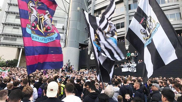 Hàng nghìn CĐV Newcastle United kéo đến sân St James’ Park ăn mừng khi nghe tin vụ đổi chủ hoàn tất.
