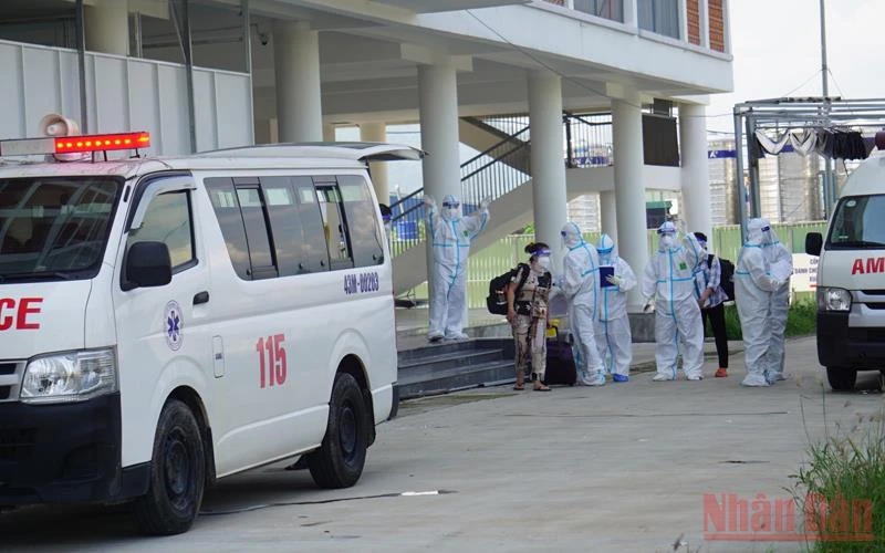 42 bệnh nhân mắc Covid-19 được chuyển từ Bệnh viện dã chiến Ký túc xá phía Tây về Bệnh viện Phổi Đà Nẵng, sáng 11/10.
