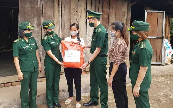 Cán bộ Hội phụ nữ Bộ đội biên phòng tỉnh Điện Biên trao quà, động viên phụ nữ nghèo bản Tân Phong.
