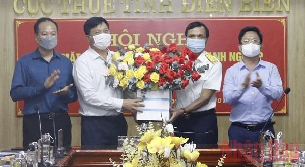 Lãnh đạo Cục Thuế tỉnh Điện Biên tặng hoa, chúc mừng Hiệp hội doanh nghiệp tỉnh Điện Biên.