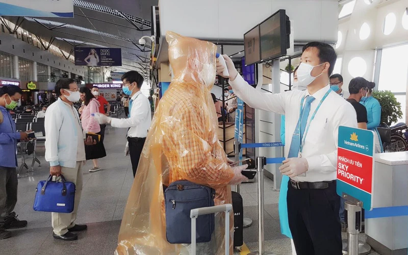 Kiểm tra thân nhiệt của hành khách tại sân bay Nội Bài.