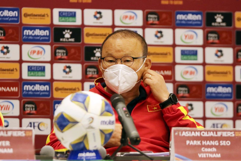 HLV Park Hang-seo phát biểu tại buổi họp báo trước trận gặp Oman. (Ảnh: VFF)