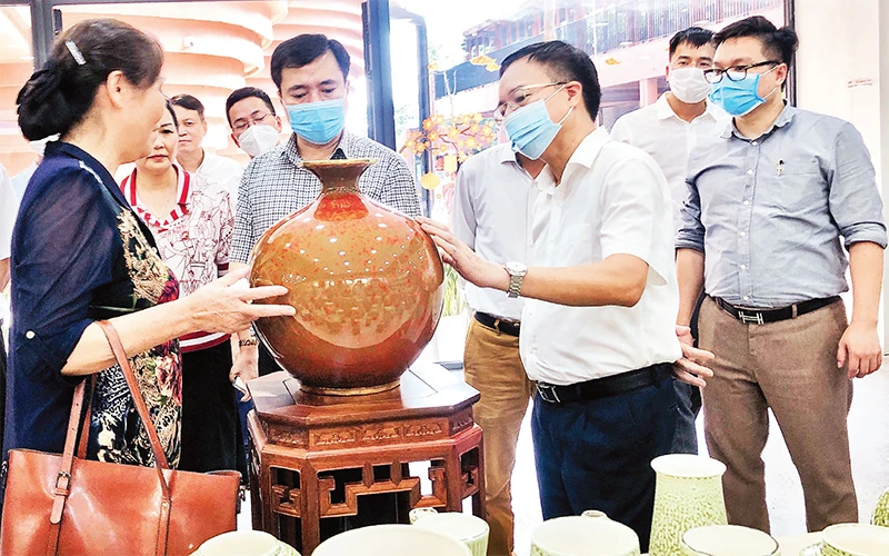 Lãnh đạo Bộ Công thương và Sở Công thương Hà Nội tìm hiểu tình hình sản xuất, kinh doanh tại làng gốm Bát Tràng (huyện Gia Lâm).