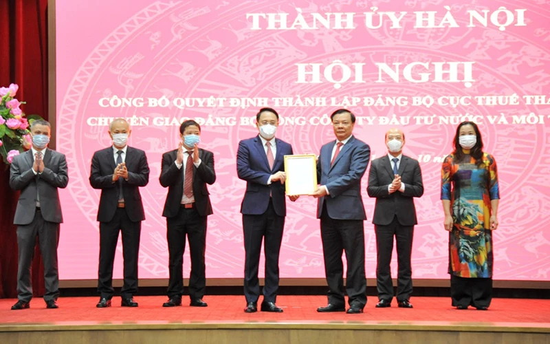 Bí thư Thành ủy Hà Nội Đinh Tiến Dũng trao quyết định trở thành đảng bộ cấp trên cơ sở cho Đảng bộ Cục Thuế Hà Nội.