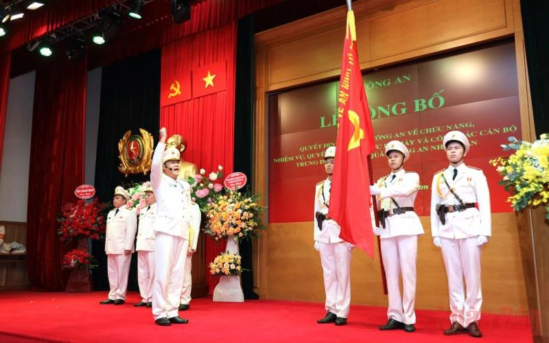 Ban chỉ huy Trung đoàn Không quân Công an nhân dân tuyên thệ tại buổi lễ.