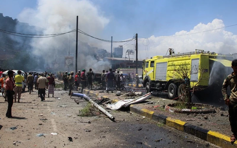 Hiện trường vụ nổ tại Aden, Yemen, ngày 10/10. (Ảnh: Reuters)