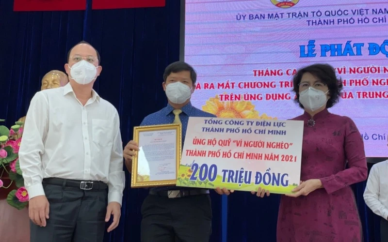 Ông Lê Văn Minh (giữa), Chủ tịch Công đoàn EVNHCMC trao 200 triệu ủng hộ Quỹ vì người nghèo TP Hồ Chí Minh.