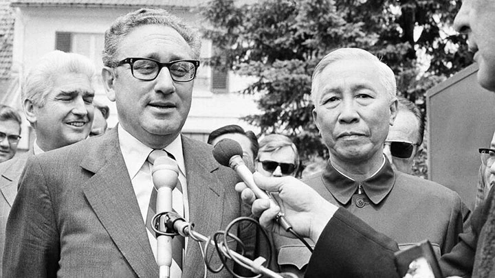 Cố vấn đặc biệt Lê Đức Thọ và cố vấn Nhà trắng H. Kissinger.
