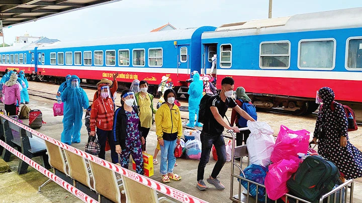 Đoàn tàu SE16 đưa công dân Quảng Bình gặp khó khăn về quê.