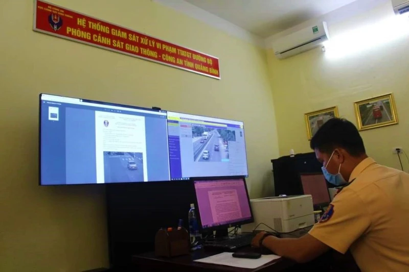Cán bộ Phòng Cảnh sát giao thông Công an Quảng Bình theo dõi, xử lý phương tiện vi phạm tốc độ qua hệ thống camera trên Quốc lộ 1A.