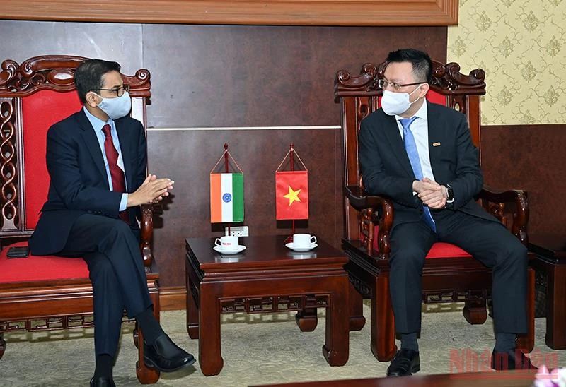 Tổng Biên tập Báo Nhân Dân Lê Quốc Minh tiếp Đại sứ Ấn Độ tại Việt Nam Pranay Verma. (Ảnh: Duy Linh)
