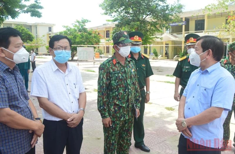 Chủ tịch UBND tỉnh Quảng Ngãi Đặng Văn Minh (ngoài cùng bên phải) kiểm tra các khu cách ly tập trung. 