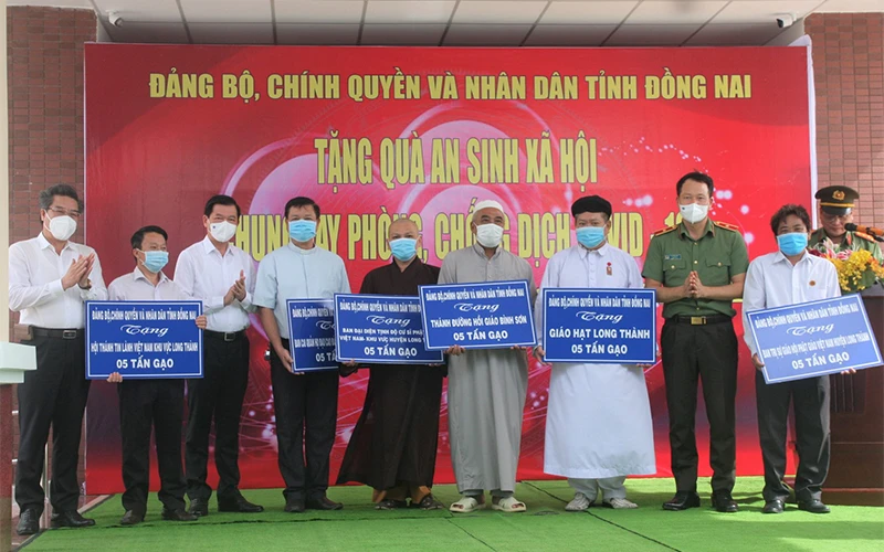 Đồng chí Nguyễn Hồng Lĩnh và Giám đốc Công an tỉnh Đồng Nai Vũ Hồng Văn trao tặng gạo cho đại diện một số tổ chức tôn giáo trên địa bàn huyện Long Thành.