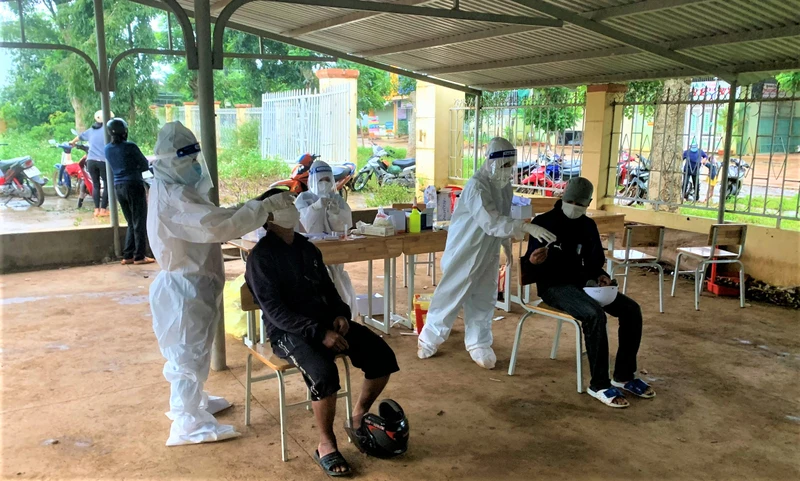 Ngành y tế Đắk Lắk lấy mẫu xét nghiệm sàng lọc trong cộng đồng ở xã Cuôr Đăng, huyện Cư M’gar.
