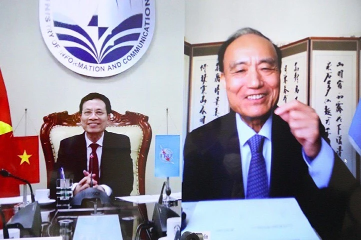 Ông Zoulin Zhao, Tổng Thư ký Liên minh Viễn thông quốc tế (ITU) và Bộ trưởng Thông tin và Truyền thông Nguyễn Mạnh Hùng tại buổi ký Bản ghi nhớ hợp tác với Việt Nam.