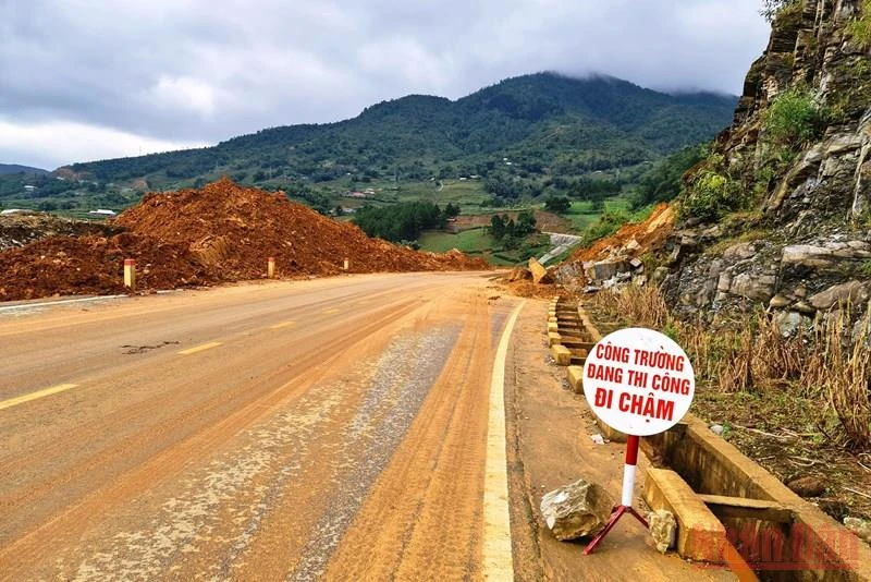 Tuyến đường tránh nối thị xã Sa Pa với tỉnh Lai Châu đã thông xe, bảo đảm đi lại dễ dàng, an toàn.