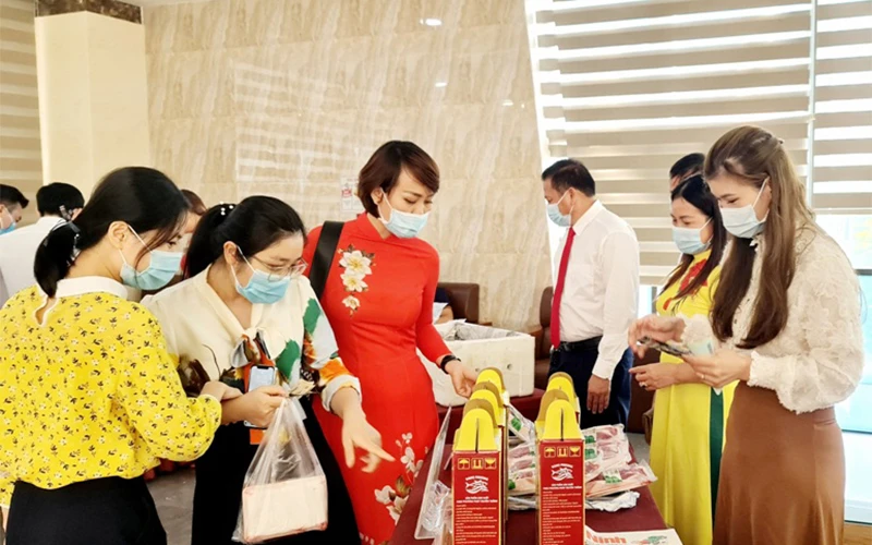 Các đại biểu tham quan các sản phẩm nông nghiệp tiêu biểu của Quảng Ninh năm 2021.