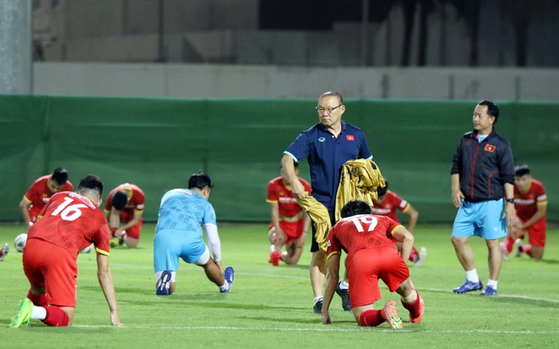 HLV Park Hang-seo cùng các tuyển thủ tập luyện trước trận đấu với Oman. (Ảnh: VFF)