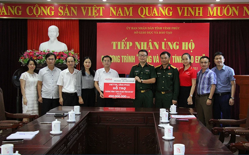 Đại diện Viettel chi nhánh Vĩnh Phúc trao hỗ trợ cho đại diện Sở Giáo dục và Đào tạo (Ảnh: Nguyễn Thị Yến)