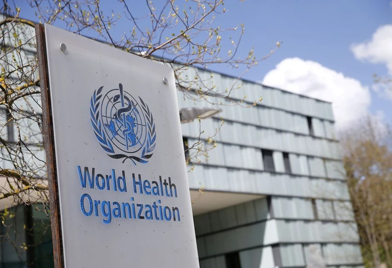 Logo bên ngoài một tòa nhà của Tổ chức Y tế thế giới (WHO). Ảnh: Reuters.