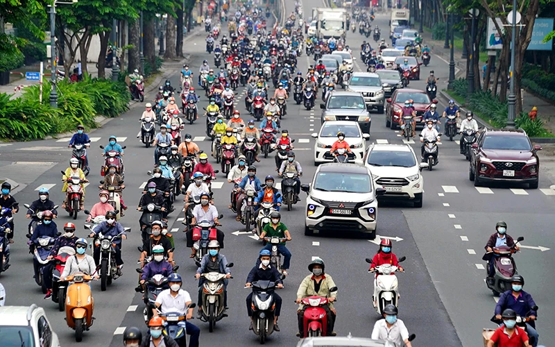 Xe máy, ô-tô tấp nập trên đường Hoàng Văn Thụ, quận Tân Bình (TP Hồ Chí Minh). Ảnh: ĐỘC LẬP