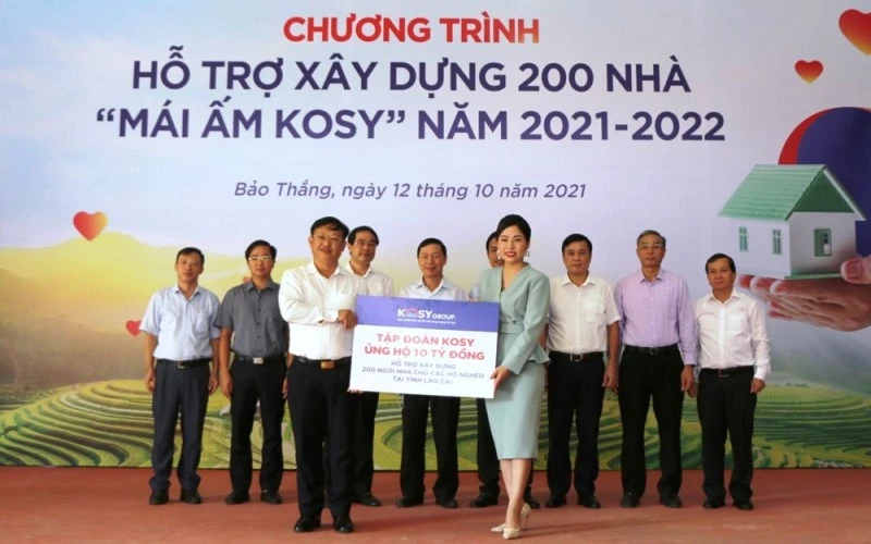 Tiếp nhận 10 tỷ đồng do Tập đoàn Kosy ủng hộ xây dựng 200 căn nhà cho người nghèo ở Lào Cai.