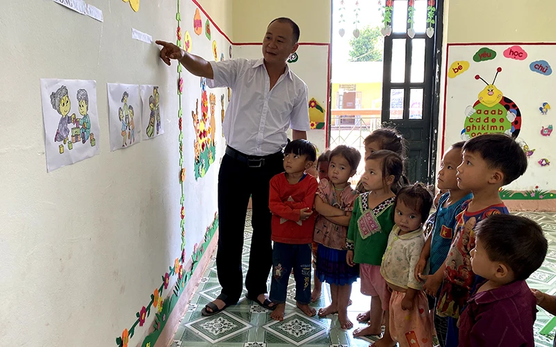 Thầy và trò lớp mầm non điểm trường Huổi Đá, xã Nậm Kè, huyện Mường Nhé (Điện Biên) tìm hiểu các biện pháp phòng, chống dịch Covid-19.