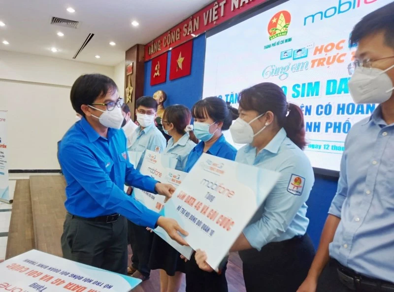 Đại diện sinh viên các trường đại học, cao đẳng tại TP Hồ Chí Minh nhận sim Data 4G Mobifone để trao lại cho các sinh viên có hoàn cảnh khó khăn.