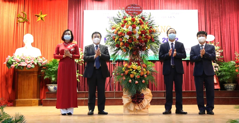 GS,TS Nguyễn Xuân Thắng tặng hoa chúc mừng lễ khai giảng năm học mới 2021-2022.