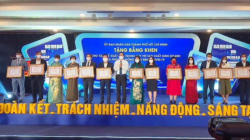 UBND TP Hồ Chí Minh trao bằng khen cho các doanh nghiệp có nhiều đóng góp cho sự phát triển, an sinh xã hội của thành phố.