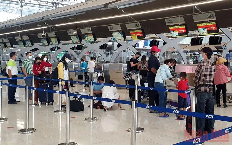 Khách hàng chờ làm thủ tục tại sân bay Suvarnabhumi, Thái Lan. (Ảnh: NAM ĐÔNG)